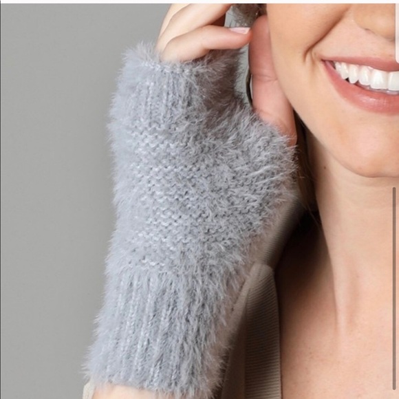 NWT! Clearance 🔥 Gray Ultra Soft fuzzy Fingerless Gloves comfortable - Picture 3 of 3